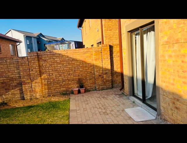 3 BEDROOM TOWNHOUSE FOR SALE IN KOSMOSDAL